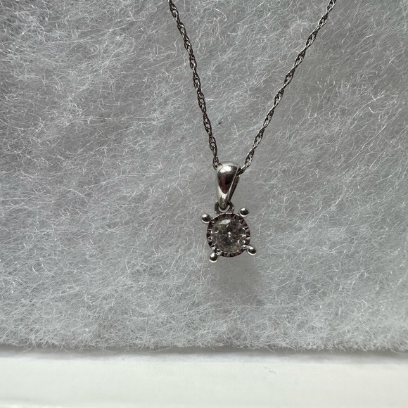 10K white gold diamond pendant necklace with ZEI diamond - Picture 7 of 9